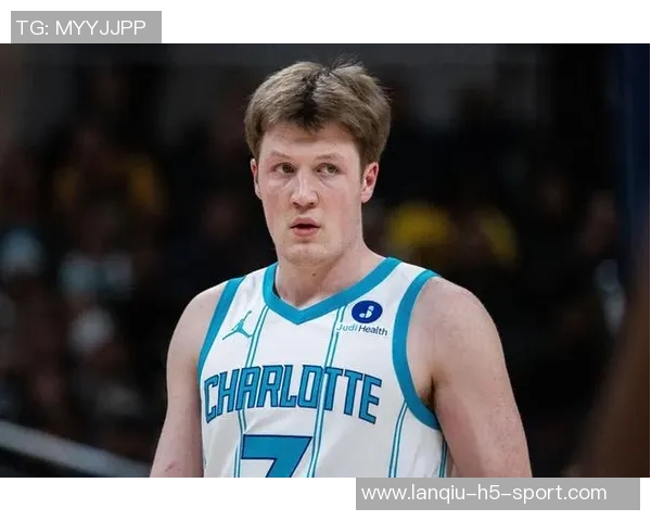 克尼佩尔半场表现惊艳6中4三分球3记轻松拿下11分2篮板1助攻 克尼佩尔半场表现惊艳6中4三分球3记轻松拿下11分2篮板1助攻