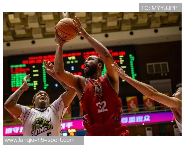 费尔斯半场表现惨淡三投全失仅得2板1助空篮失手令人失望